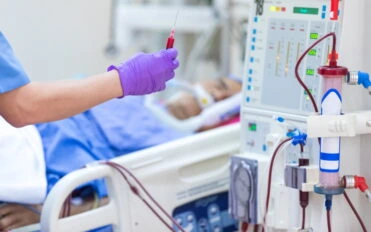 Böbrek Yerine Koyma Tedavileri 111 The specialist are doing continuous renal replacement therapy equipment and injection pump.