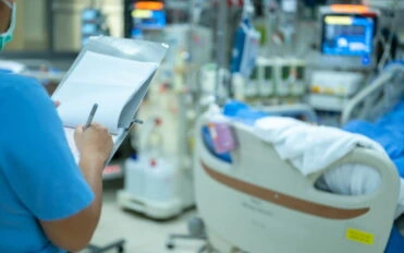 hemodiyaliz anaresim2 Nurses are checking the function of the hemodialysis machine before use in patients with chronic renal failure.
